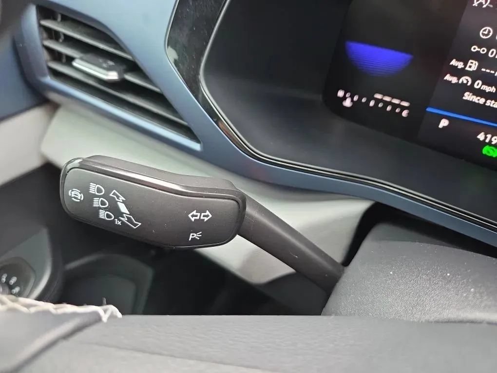 Used 2023 Volkswagen Taos SE w/ Panoramic Sunroof Package FWD image 22