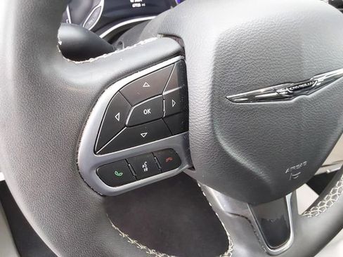 Used 2024 Chrysler Pacifica Touring-L FWD image 26