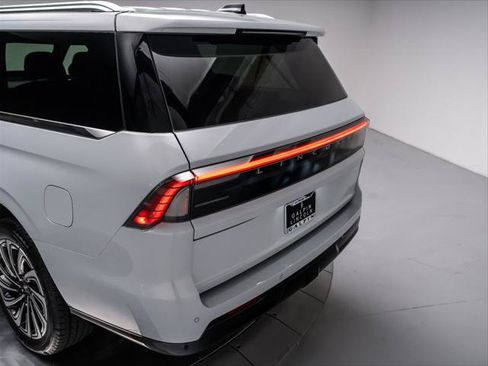 New 2026 Lincoln Navigator L Black Label AWD/4WD image 32