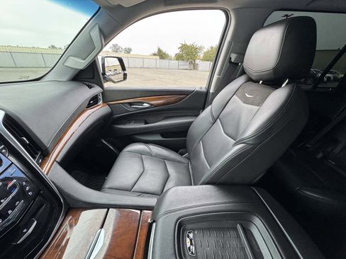 Used 2017 Cadillac Escalade Luxury image 38