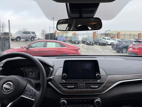 Used 2025 Nissan Altima 2.5 SV image 17