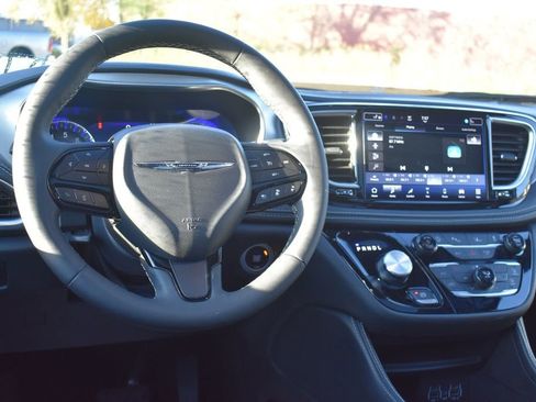 Used 2025 Chrysler Pacifica Limited image 26