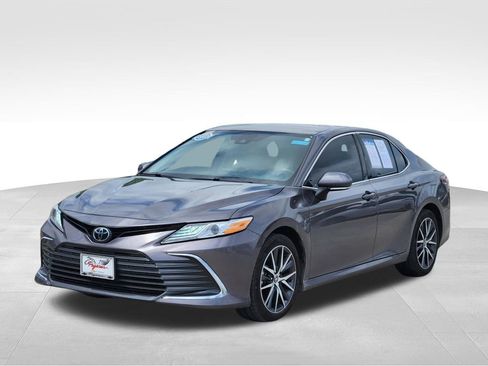 Used 2024 Toyota Camry XLE FWD image 2