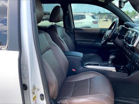 Used 2016 Toyota Tacoma Limited w/ Towing Package RWD image 29