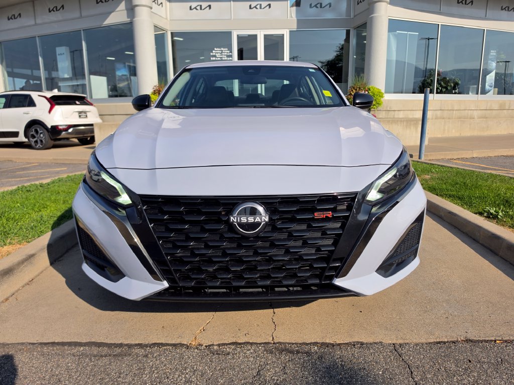 Used 2024 Nissan Altima 2.5 SR FWD image 2