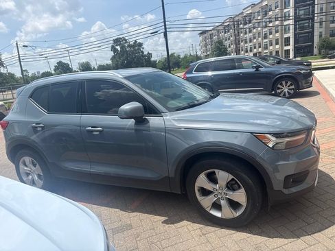 Used 2022 Volvo XC40 T5 Momentum AWD/4WD image 1