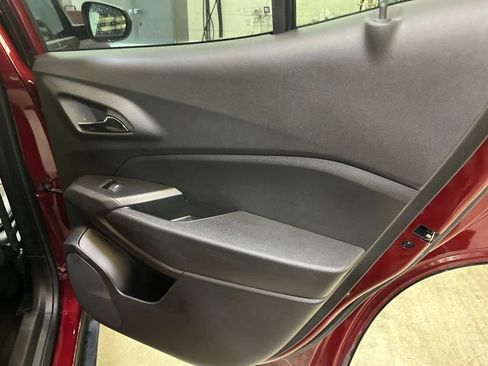 Used 2025 Chevrolet Trax LT w/ LT Convenience Package FWD image 25
