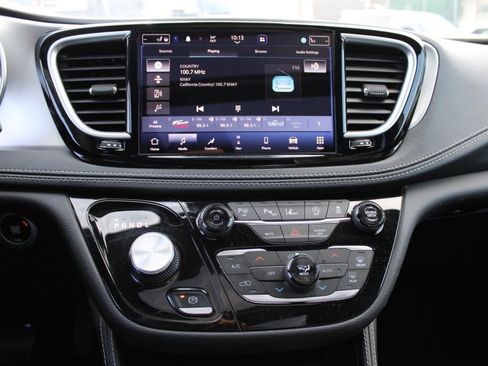 Used 2023 Chrysler Pacifica Limited w/ S Appearance Package image 17