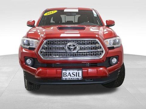 Used 2017 Toyota Tacoma TRD Sport image 3