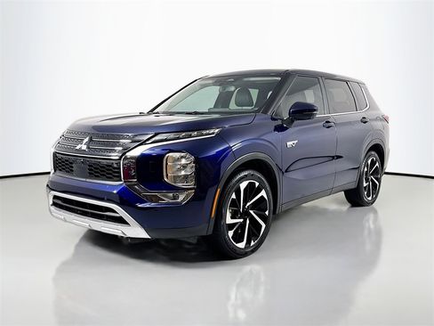 Used 2023 Mitsubishi Outlander SE image 1