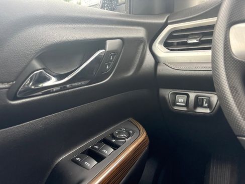 Used 2023 GMC Acadia SLE w/ Driver Convenience Package FWD image 19