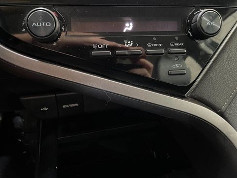 Used 2020 Toyota Camry SE image 32