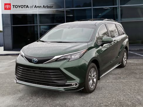 Used 2024 Toyota Sienna XLE w/ XLE Plus Package AWD/4WD image 2