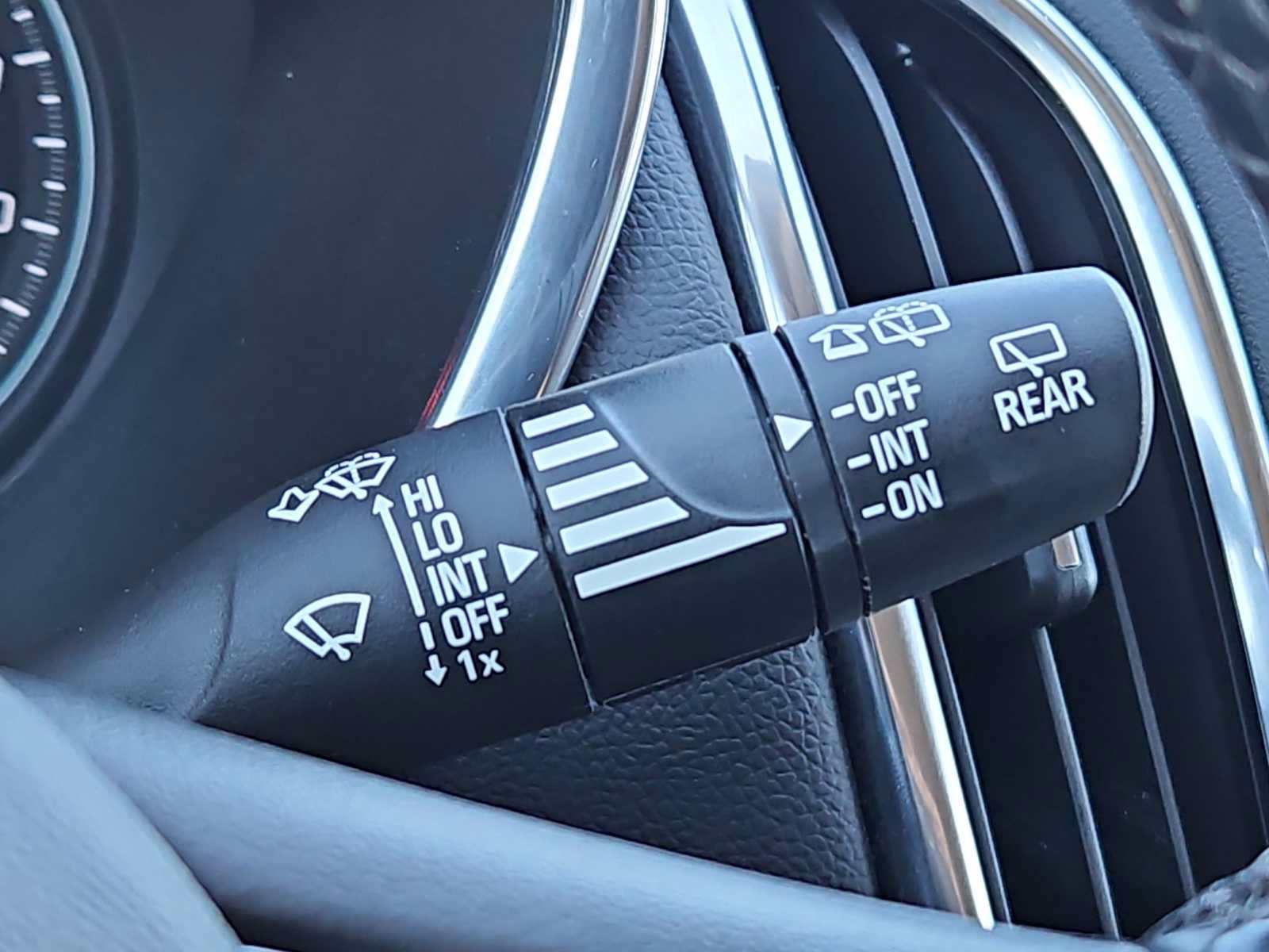 Used 2024 Chevrolet Equinox LT FWD image 22