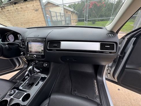 Used 2016 Volkswagen Touareg Sport AWD/4WD image 26