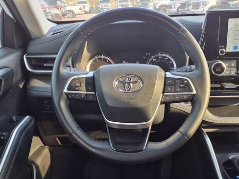 Used 2024 Toyota Highlander LE FWD image 13