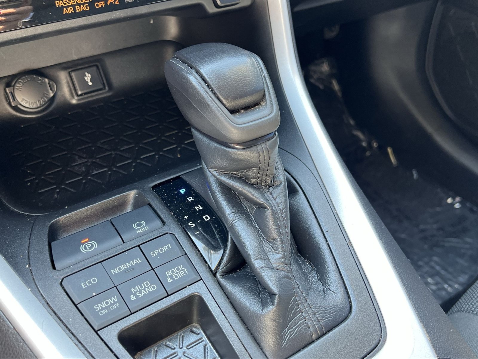 Used 2021 Toyota RAV4 LE AWD/4WD image 19