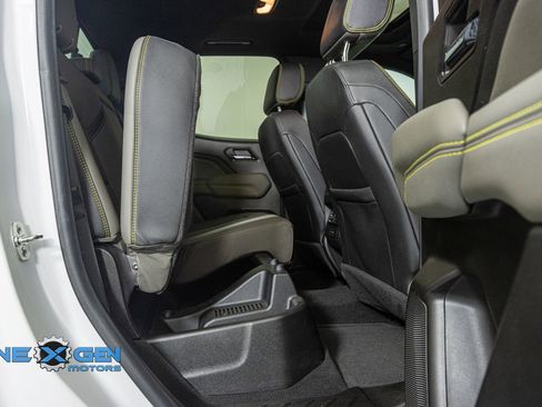 Used 2024 Chevrolet Colorado ZR2 w/ ZR2 Convenience Package III AWD/4WD image 32