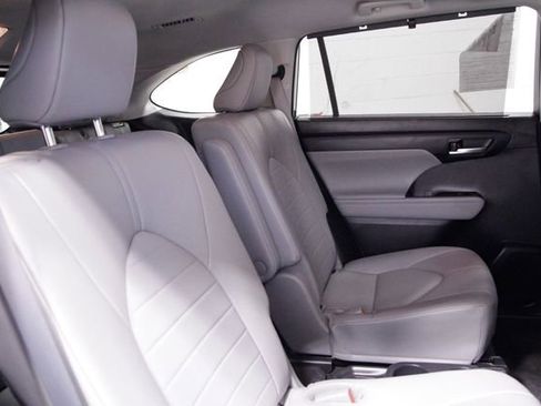 Used 2023 Toyota Highlander XLE image 20