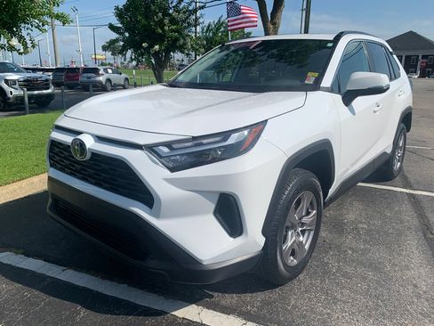 Used 2025 Toyota RAV4 XLE w/ Convenience Package FWD image 4