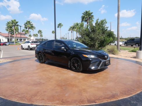 Used 2020 Toyota Camry SE image 1