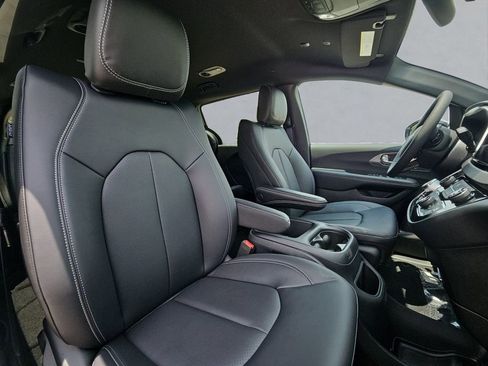 New 2025 Chrysler Voyager LX image 31