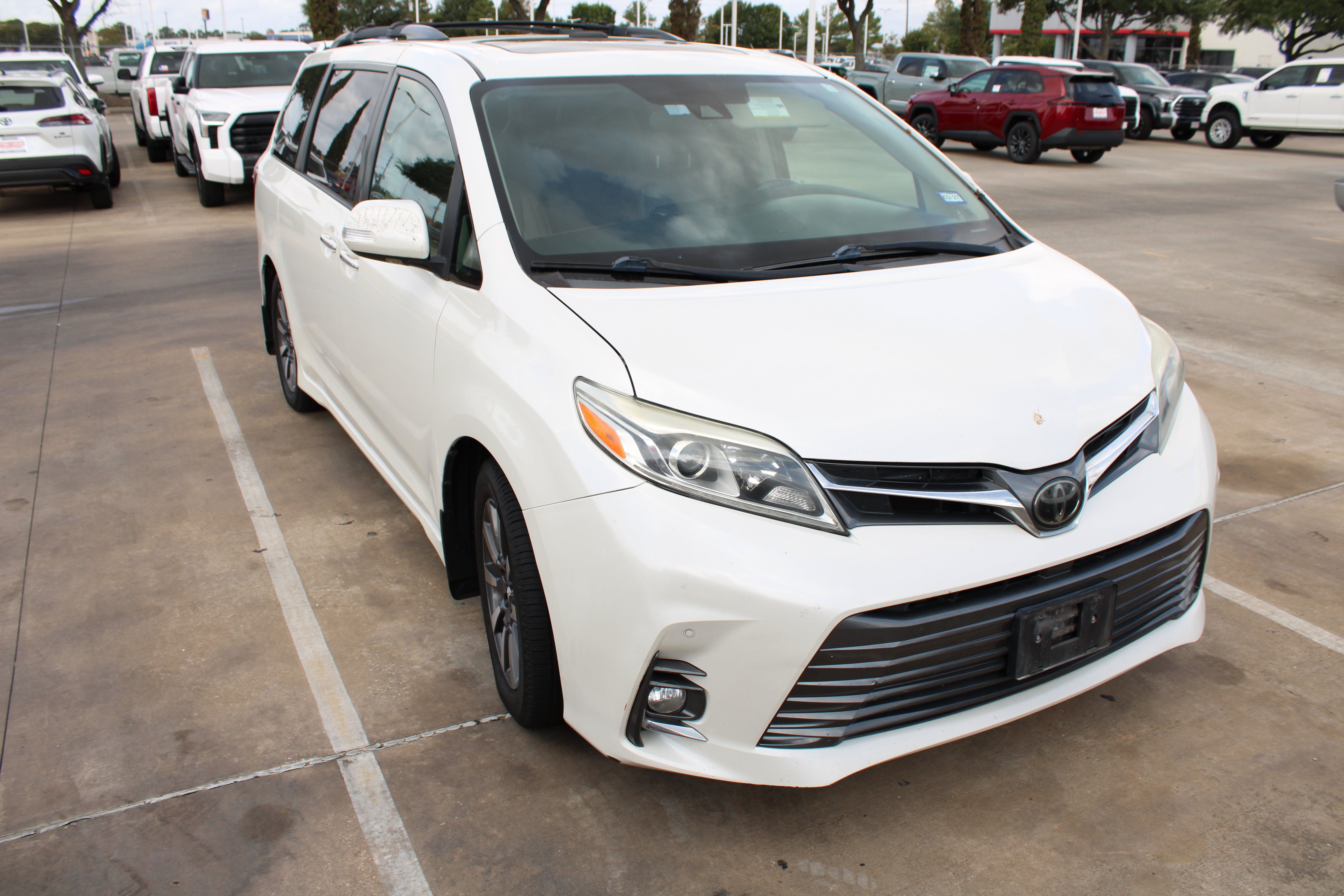 Used 2018 Toyota Sienna Limited FWD image 2