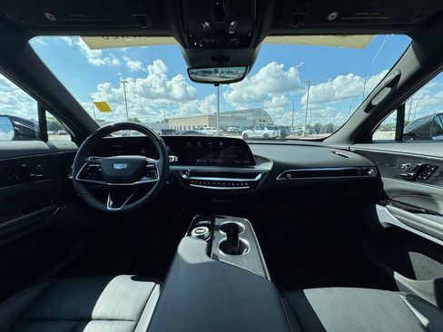 Certified 2025 Cadillac Lyriq Luxury AWD/4WD image 21