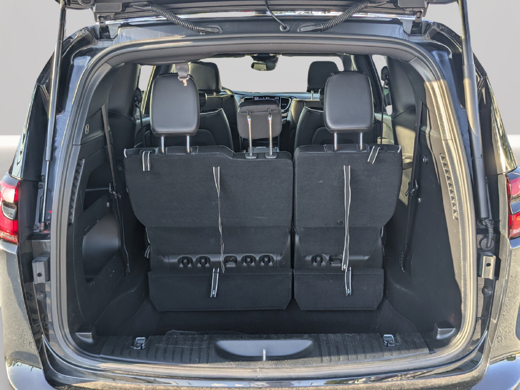 Used 2025 Chrysler Pacifica Limited FWD image 11