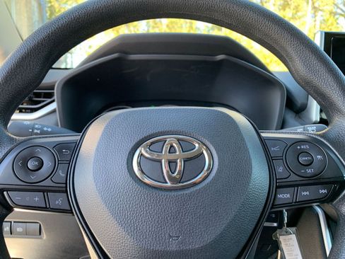 Used 2025 Toyota RAV4 LE image 27