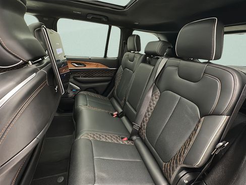 Used 2023 Jeep Grand Cherokee Summit AWD/4WD image 10