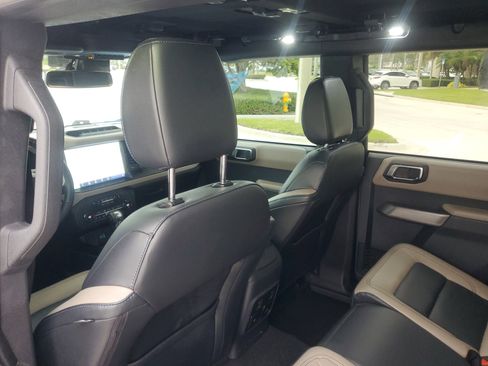 Used 2023 Ford Bronco Wildtrak image 15