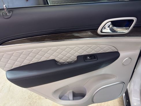 Used 2018 Jeep Grand Cherokee Summit AWD/4WD image 29
