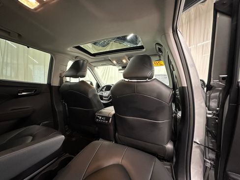 Used 2023 Toyota Highlander XLE AWD/4WD image 18