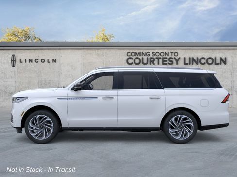 New 2026 Lincoln Navigator L Reserve AWD/4WD image 3