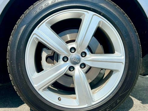 Used 2019 Audi e-tron Prestige w/ Prestige Package image 27