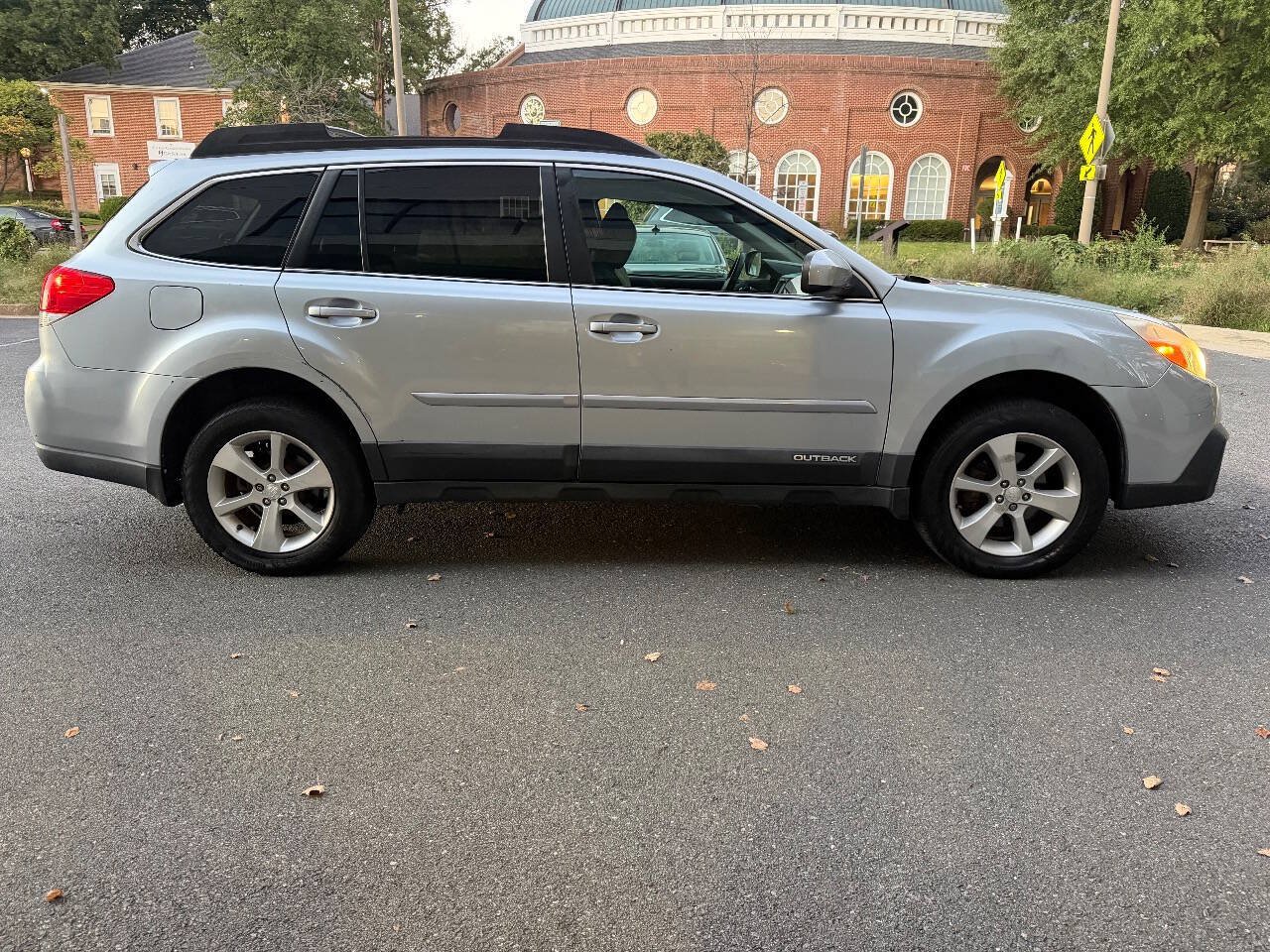 Used 2013 Subaru Outback 2.5i Limited w/ Popular Pkg 3 AWD/4WD image 4
