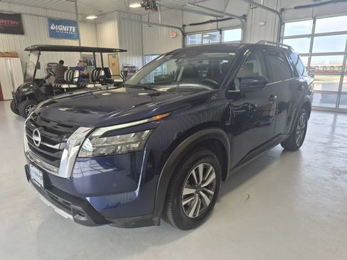 Used 2025 Nissan Pathfinder SL AWD/4WD image 6