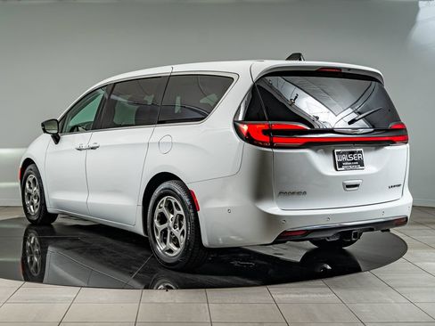Used 2024 Chrysler Pacifica Limited w/ Trailer Tow Group FWD image 7