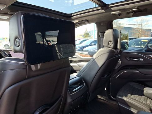 Used 2022 Cadillac Escalade ESV Sport Platinum AWD/4WD image 11