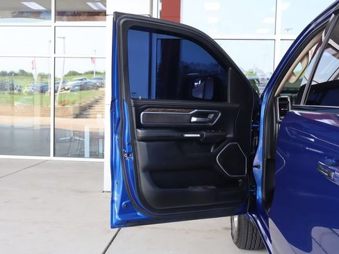 Used 2019 RAM 1500 Laramie AWD/4WD image 12