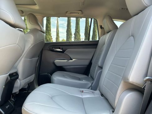 Used 2023 Toyota Highlander XLE FWD image 16