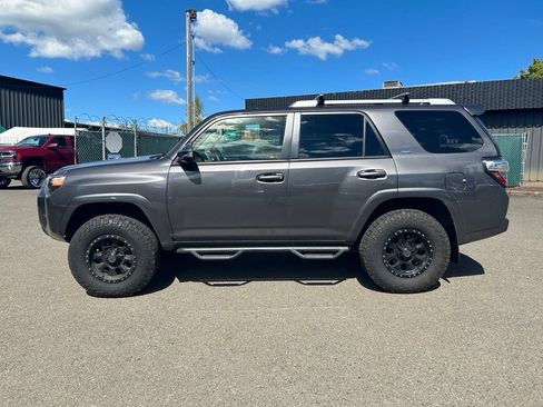 Used 2017 Toyota 4Runner SR5 Premium AWD/4WD image 2