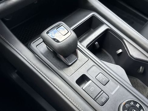 Used 2024 Nissan Pathfinder S image 21