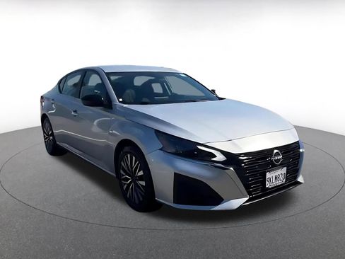 Used 2024 Nissan Altima 2.5 SV image 2