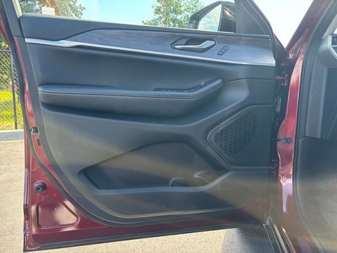 Used 2023 Jeep Grand Cherokee Limited w/ Black Appearance Package image 23