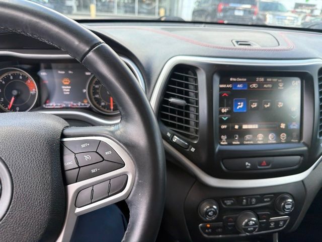 Used 2018 Jeep Cherokee Trailhawk w/ Comfort/Convenience Group AWD/4WD image 12