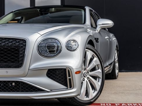 Used 2026 Bentley Flying Spur Plug-In Hybrid AWD/4WD image 16
