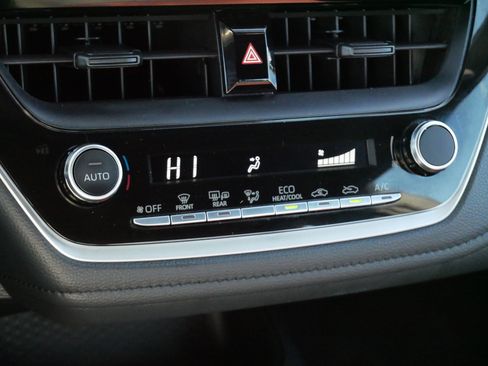 Used 2023 Toyota Corolla SE w/ SE Premium Package image 23