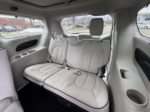 Used 2017 Chrysler Pacifica Platinum image 12